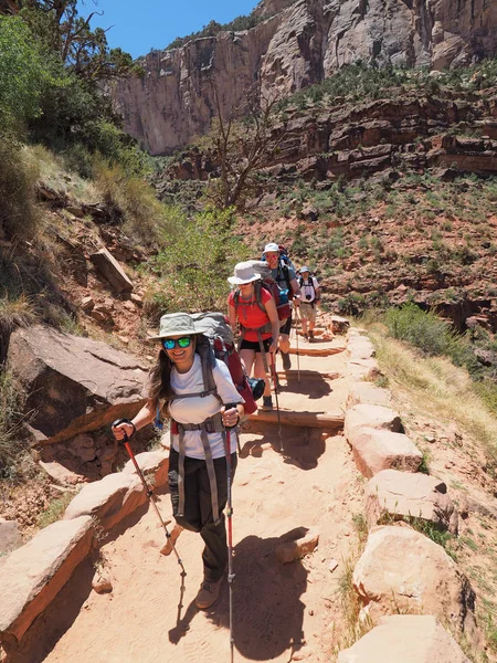 Backpackers op de Bright Angel Trail in de Grand canyon. — Stockfoto