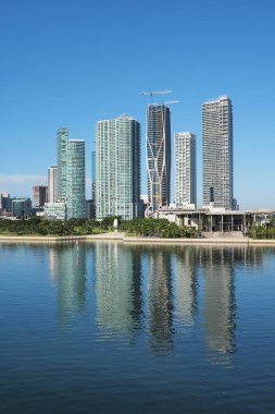Şehir Miami, Florida Biscayne koyda yansıyan.
