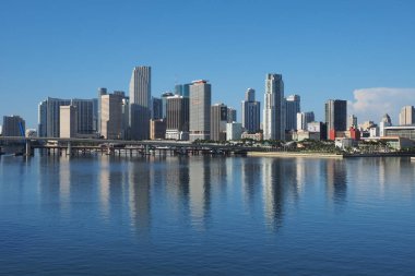 Miami, Florida 09-15-2018 Miami şehir manzarası ve bir çok sakin Biscayne koyda sabah ışık, yansıma.