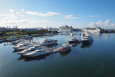 Şehir Miami, Florida Biscayne koyda yansıyan.