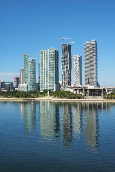 Şehir Miami, Florida Biscayne koyda yansıyan.