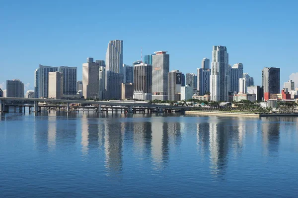 Şehir Miami, Florida Biscayne koyda yansıyan.