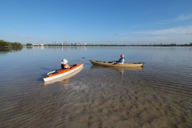 Kanocu içinde ayı anahtar Biscayne, Florida kesilmiş.