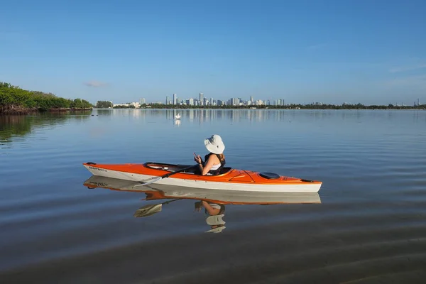 Kayaker Kobieta w Bear Cut off Key Biscayne, Florida. — Zdjęcie stockowe