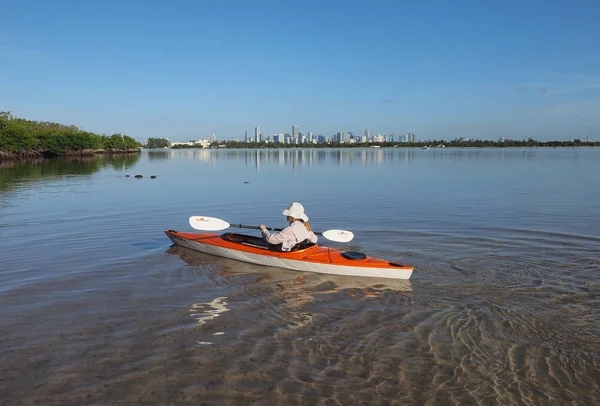 Kayaker Kobieta w Bear Cut off Key Biscayne, Florida. — Zdjęcie stockowe