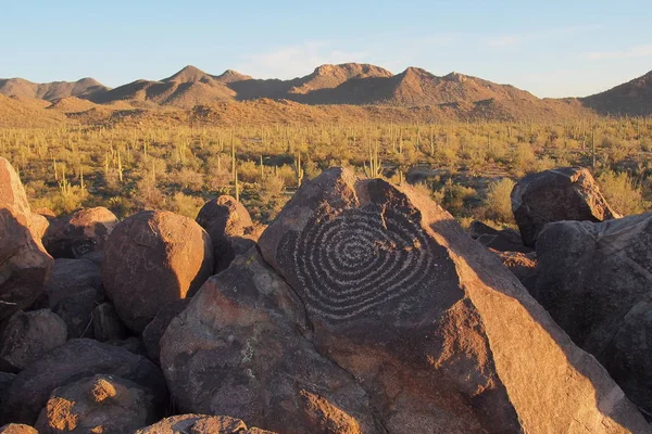 亚利桑那州萨瓜罗国家公园信号山上的螺旋岩画. — 图库照片