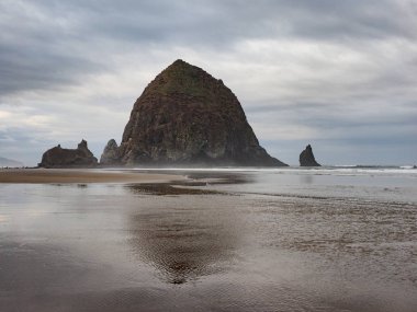 Haystack Rock top Beach, Oregon üzerinde.