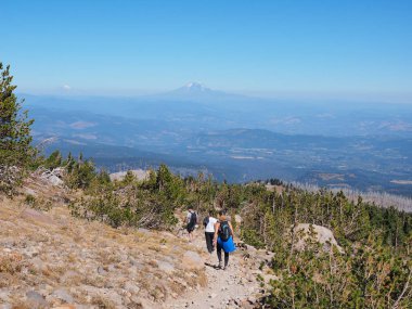 Yürüyüşçüler Mount Hood, Oregon üzerinde Timberline izinde.