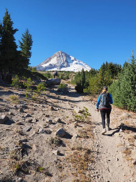 Femme sur le sentier Tilly Jane sur le mont Hood, Oregon . — Photo