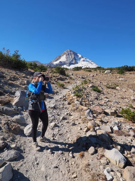 Vrouw op de Timberline Trail op Mount Hood (Oregon). — Stockfoto