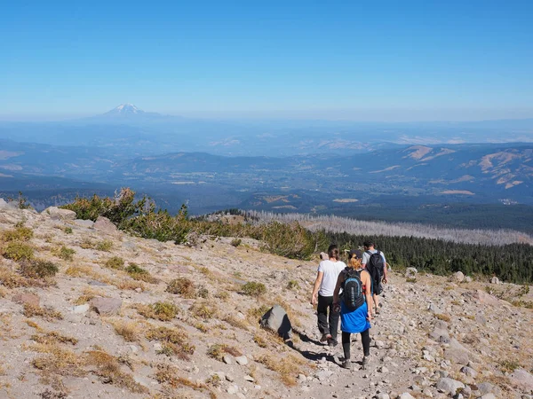 Randonneurs sur le sentier Timberline sur le mont Hood, Oregon . — Photo