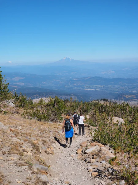 Wandelaars op de Timberline Trail op Mount Hood (Oregon). — Stockfoto