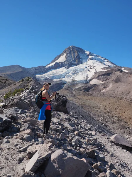 Η γυναίκα που το ίχνος δέντρο στο Mount Hood, Όρεγκον. — Φωτογραφία Αρχείου