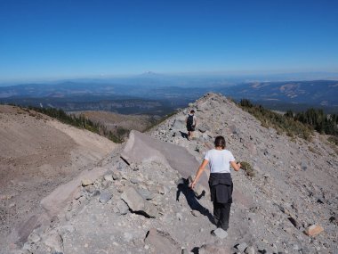 Yürüyüşçüler Mount Hood, Oregon üzerinde Timberline izinde.