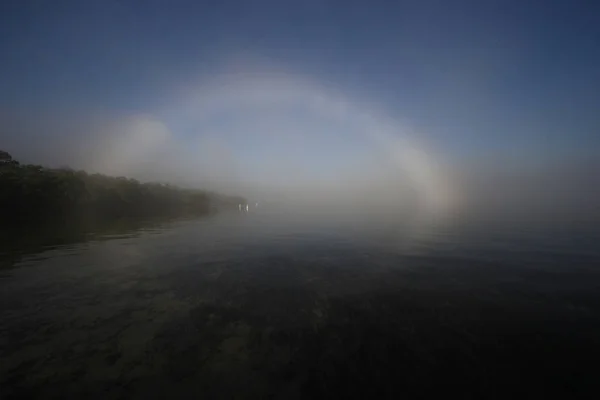 Brouillard lumineux dans Bear Cut, Key Biscayne, Floride . — Photo