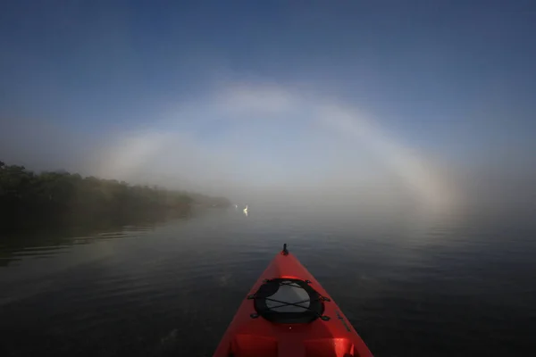 Il kayak rosso si dirige verso una nebbia luminosa . — Foto Stock