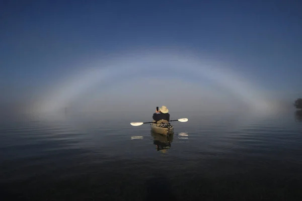 Kayaker és a Biscayne-öbölben floridai fogbow. — Stock Fotó