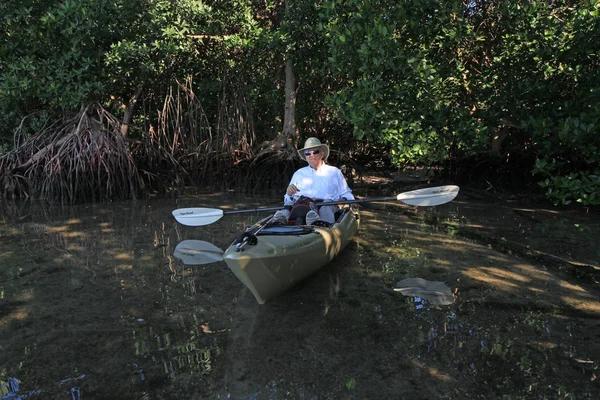 Kayaker odpoczynku pośród drzew namorzynowych. — Zdjęcie stockowe