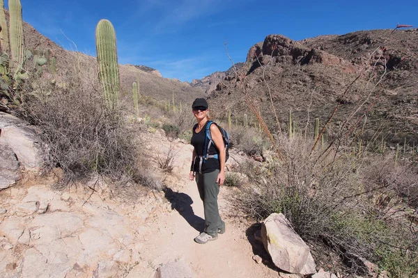 Vrouw wandelen de Pima Canyon Trail, Arizona. — Stockfoto