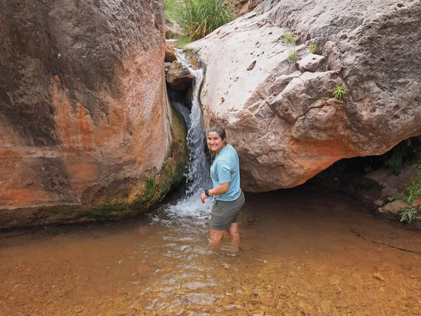 Jeune femme à Hermit Creek, parc national du Grand Canyon . — Photo