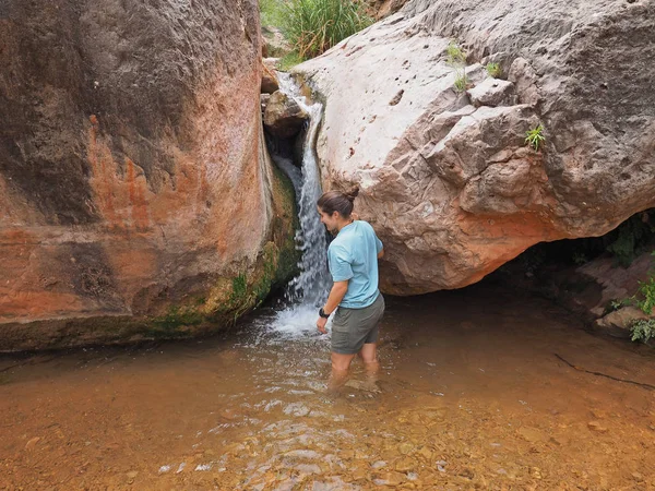 Jonge vrouw in kluizenaar Creek, Grand Canyon National Park. — Stockfoto