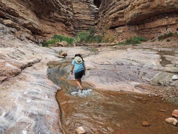 Jeune femme à Hermit Creek, parc national du Grand Canyon . — Photo