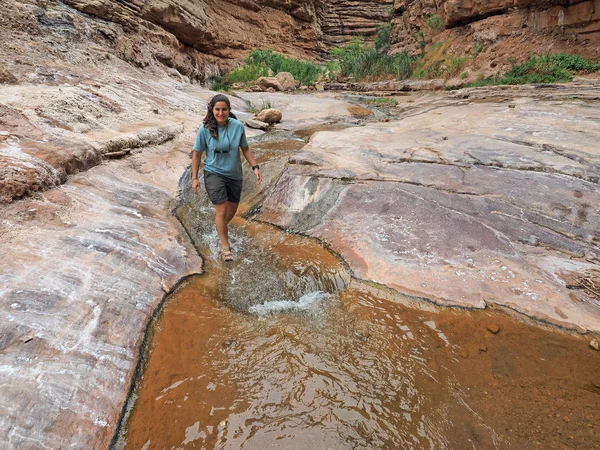 Młoda kobieta w potoku pustelnik, Grand Canyon National Park. — Zdjęcie stockowe