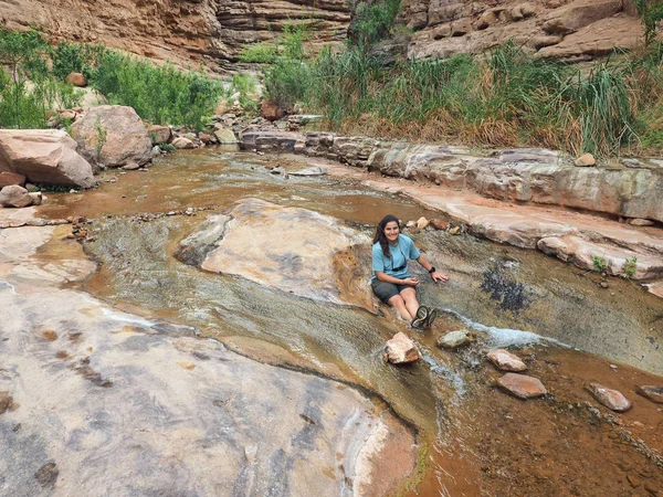 Jonge vrouw in kluizenaar Creek, Grand Canyon National Park. — Stockfoto