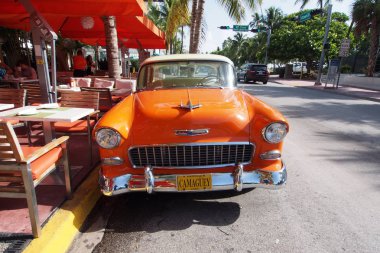 Antika Chevrolet sedan Ocean Drive Miami Beach üzerinde geri.