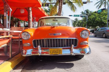 Antika Chevrolet sedan Ocean Drive Miami Beach üzerinde geri.