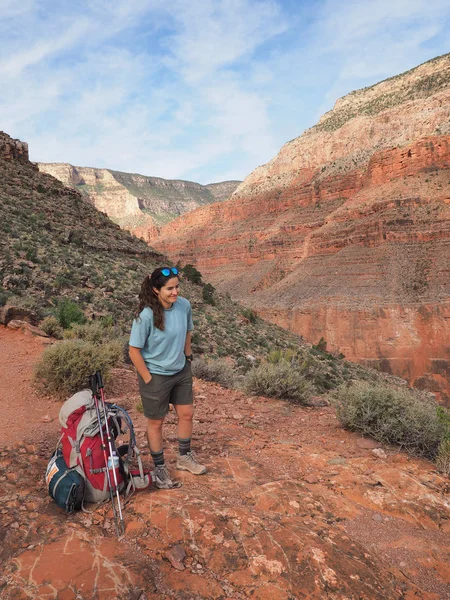 Vrouw op de Hermit Trail in de Grand Canyon. — Stockfoto