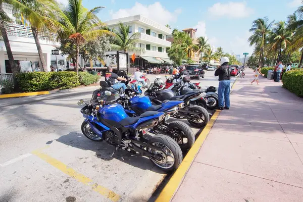 Motocicletas y edificios art deco en Ocean Drive en Miami Beach . — Foto de Stock