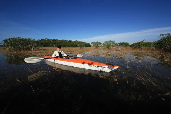 Kobieta, spływy kajakowe w Everglades National Park. — Zdjęcie stockowe
