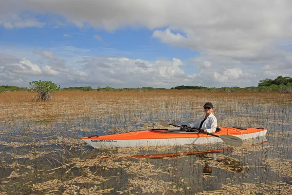 Γυναίκα καγιάκ στο Everglades National Park. — Φωτογραφία Αρχείου