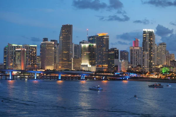 City of Miami skyline i tusmørke . - Stock-foto
