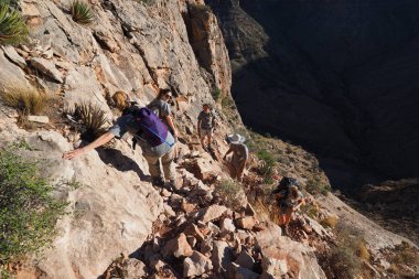 Büyük Kanyon dik, dar bir izinde Backpackers.