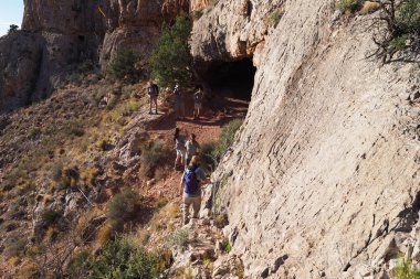 Büyük Kanyon dik, dar bir izinde Backpackers.