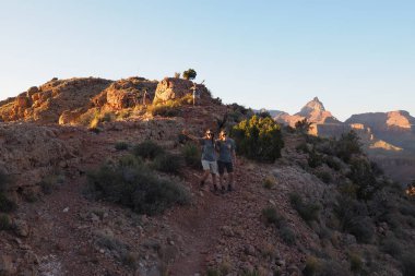 At nalı Mesa Büyük Kanyon üzerinde gün batımında yürüyüşçü.