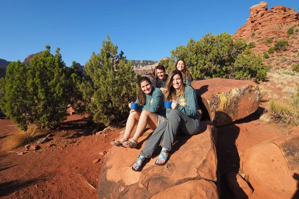 Jonge backpackers in de Grand Canyon. — Stockfoto