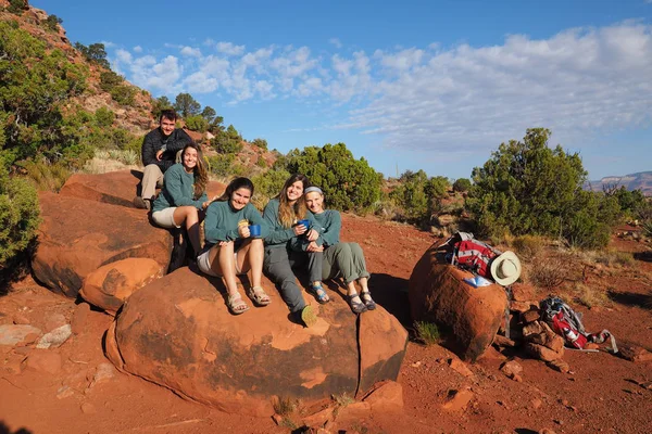 Famille de randonneurs dans le Grand Canyon . — Photo