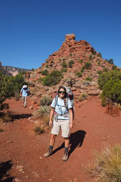 Backpacken paar in de Grand Canyon. — Stockfoto