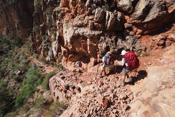 Vandrare fallande Grandview leden i Grand Canyon. — Stockfoto