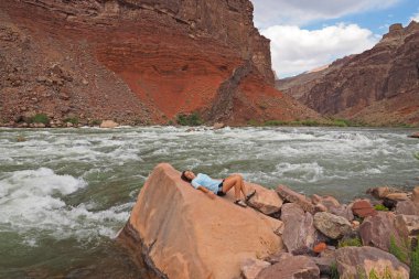 Genç kadın kolları tarafından Colorado Nehri Büyük Kanyon.