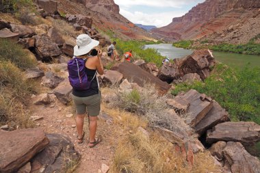 Yürüyüşçüler tarafından Colorado Nehri Büyük Kanyon bir iz üzerinde.