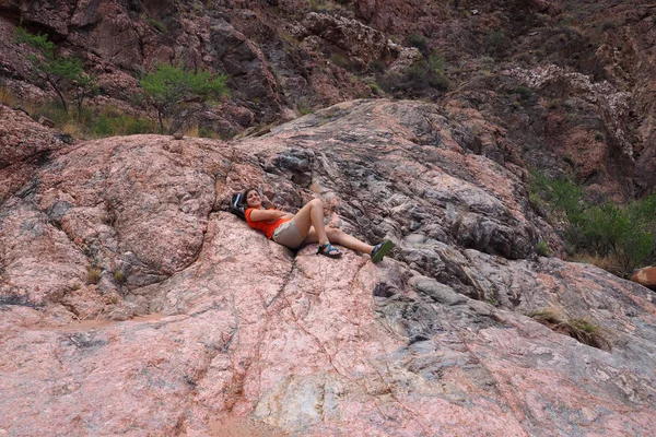 Jeune femme au repos à Hance Creek dans le Grand Canyon . — Photo