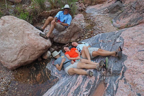 Jonge backpackers rusten in Hance Creek in de Grand Canyon. — Stockfoto