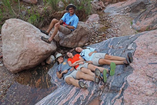 Jonge backpackers rusten in Hance Creek in de Grand Canyon. — Stockfoto