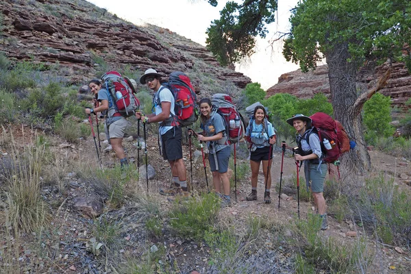 Backpackers bezig met verrekening op de Tonto Trail in de Grand Canyon. — Stockfoto