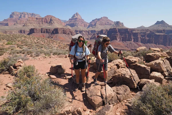 Backpacken zusters op de Tonto Trail in de Grand Canyon. — Stockfoto