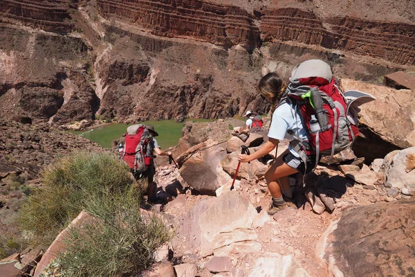 Backpackers na stromą część szlaku Tonto w Grand Canyon. — Zdjęcie stockowe